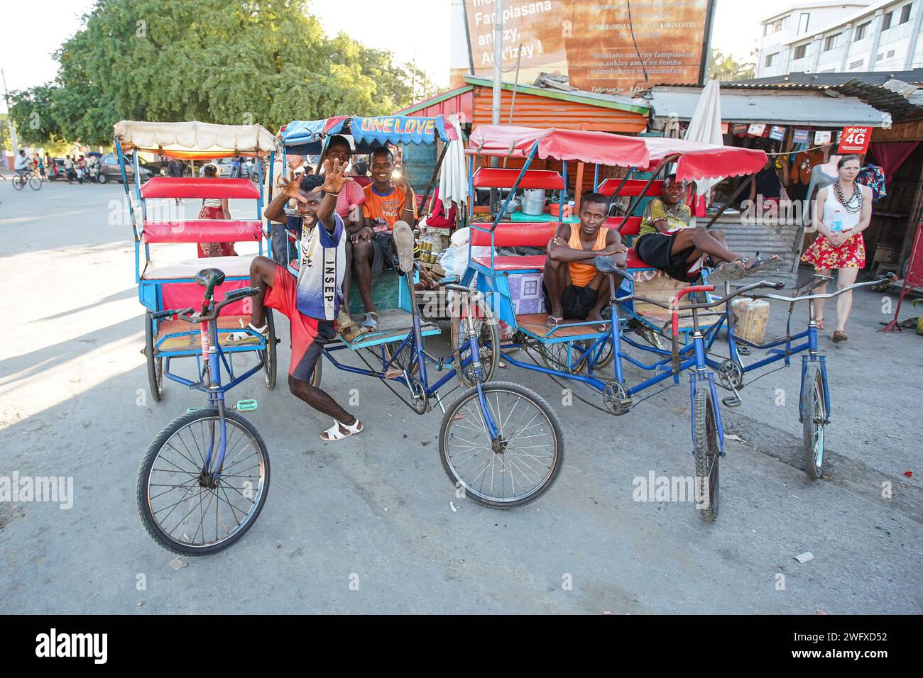 Toliara, Madagaskar - 1. Mai 2019: Gruppe unbekannter madagassischer Männer mit ihren Fahrrad-Rikscha-Wagen, die auf Passagiere warteten und vor der Kamera posierten. Diese t Stockfoto