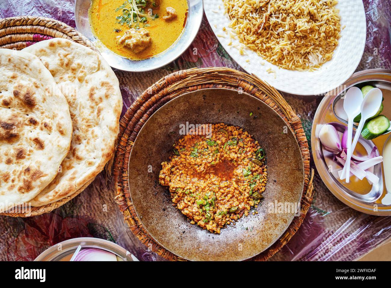Typisch arabisches Essen im einfachen pakistanischen Restaurant, Linsen, Pitta Fladenbrot, Reis und Suppe - Blick von oben Stockfoto