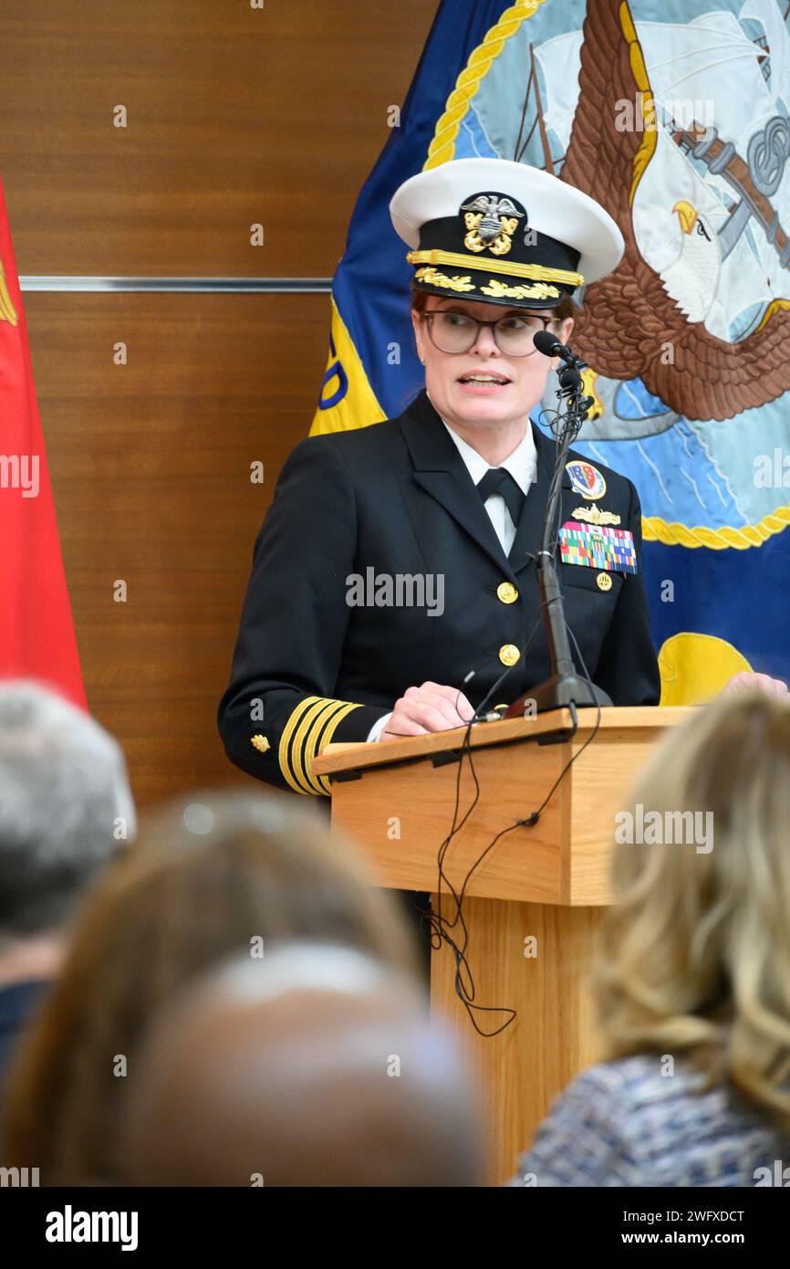 Die Führung der U.S. Navy, Maryland, Navy Medicine und Walter Reed waren am 8. Januar 2024 an Bord der Naval Support Activity Bethesda, der Heimat des Walter Reed National Military Medical Center, um die USNS Bethesda Expeditionary Fast Transport zu nennen, die erste ihrer medizinischen Expeditionsklasse. der Dienst wird vom Military Sealift Command der US Navy durchgeführt. Marineminister Carlos Del Toro kündigte im Mai an, dass die neue Klasse von Expeditionsschiffen der Marine Bethesda heißen wird und sie mit dem „Weltklasse-medizinischen Zentrum für Heilung verbindet, das einer zahllosen Anzahl von Dienstmitgliedern gedient hat Stockfoto