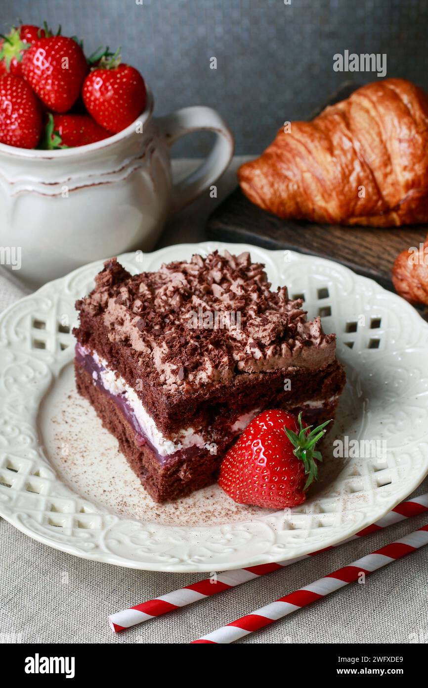 Schokoladenkuchen mit Fruchtschichten. Party-Dessert Stockfoto