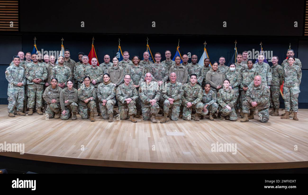 Kaplan der New York Air and Army National Guard und engagierte Spezialisten für religiöse Angelegenheiten posieren für ein Foto während des jährlichen Trainings für religiöse Nachhaltigkeit in Syracuse, NY, Januar 2008. Während des Trainings diskutierten die Soldaten ihre Erfahrungen und teilten Best Practices für die Durchführung religiöser Programme in der New York Air and Army National Guards aus. Stockfoto