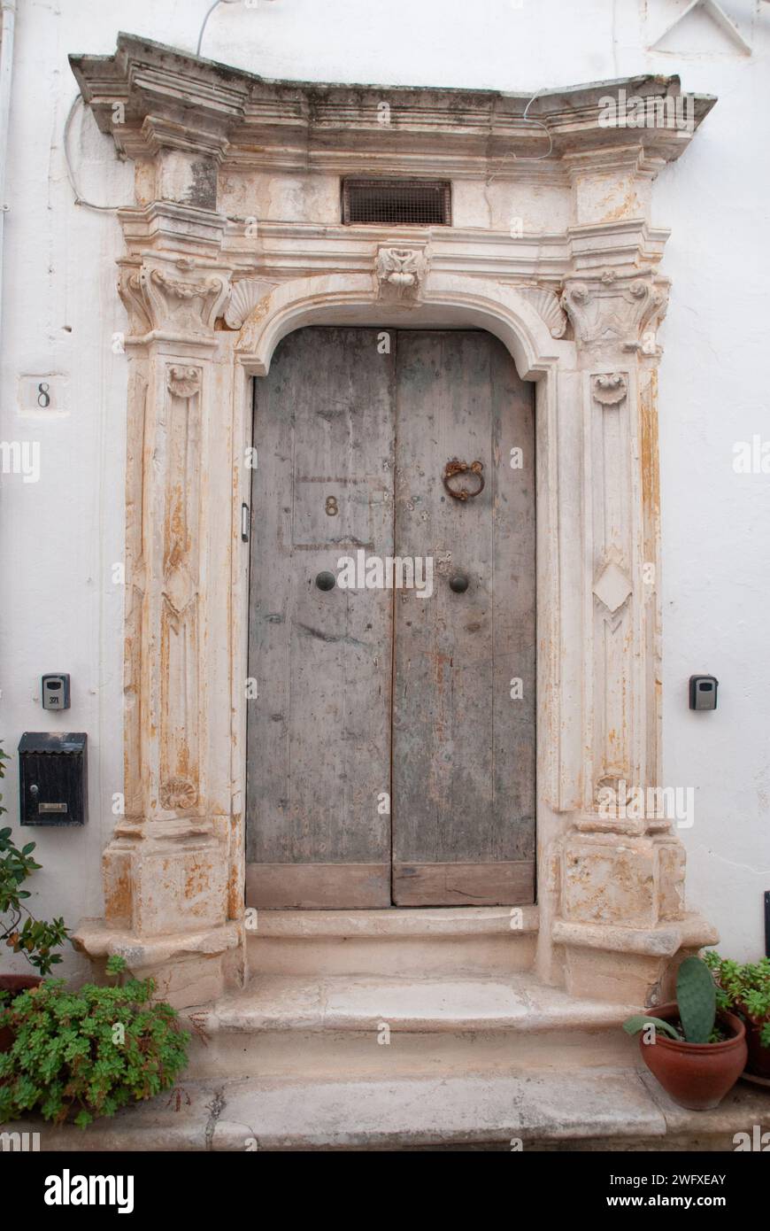 Italienische kunstvoll geschnitzte Holztür in Ostuni Italien Stockfoto