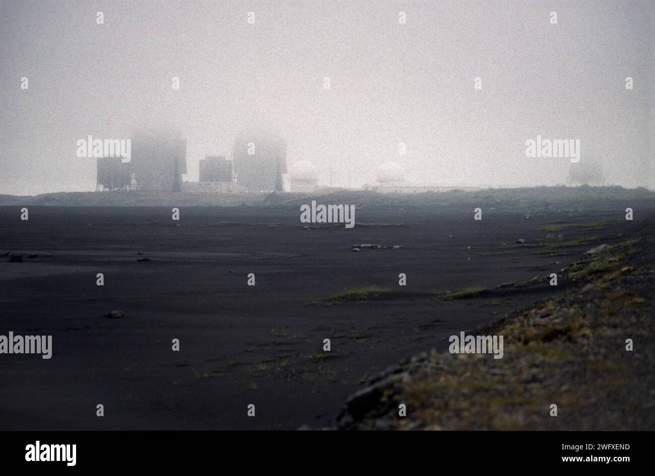 Archivfoto der H-3 Radarstation Stokksnes aus den 1990er Jahren im Nebel auf der Landzunge Stokksnes in Südostisland. Stockfoto