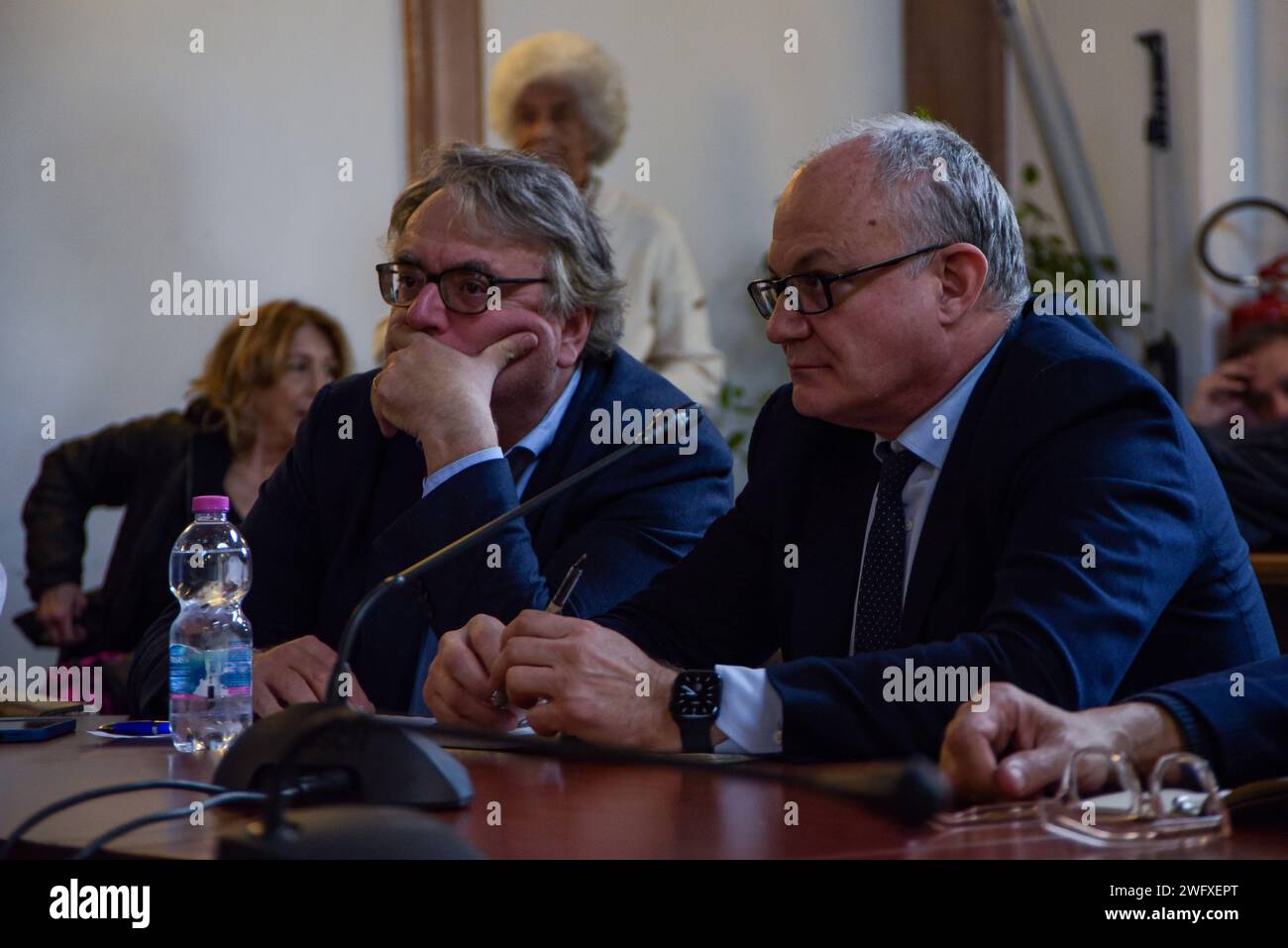 Der Bürgermeister von Rom, Roberto Gualtieri (R), spricht während des öffentlichen Treffens mit den Künstlern und Betreibern der Unterhaltungsindustrie in Rom, nachdem die Ernennung des neuen künstlerischen Leiters des Teatro di Roma Luca Del Fusco kontrovers diskutiert wurde. Die Ernennung von Del Fusco zum Direktor des Teatro di Roma, die ohne Kenntnis der Gemeinde Rom stattfand, löste eine Reihe von Protesten von Unterhaltungsarbeitern aus, die die Nichtteilnahme von Del Fuscos Figur und die politische Entscheidung, die zu seiner Ernennung führte, verurteilen. Stockfoto