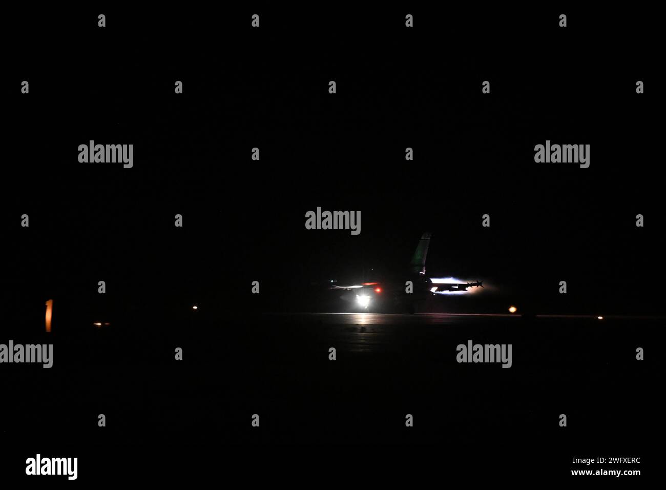 Eine F-16 der U.S. Air Force, die Falcon bekämpfte, fährt zur Startbahn, um einen Flug während der Übung Ballast Cannon 24,3 vorzubereiten, an einem unbekannten Ort innerhalb des Zuständigkeitsbereichs des US-Zentralkommandos, 8. Januar 2024. Ballast Cannon tritt fast vierteljährlich mit der Royal Bahraini Air Force auf, um die schnellen Expeditionsfähigkeiten der U.S. Air Force durch die Integration von Agile Combat Employment Objectives für F-16 Fighting Falcon, KC-135 Stratotanker und operatives Hilfspersonal zu unterstützen. Die USA und die Koalitionstruppen trainieren routinemäßig in der gesamten Region, um sicherzustellen, dass sie kritische Opern aufrechterhalten können Stockfoto