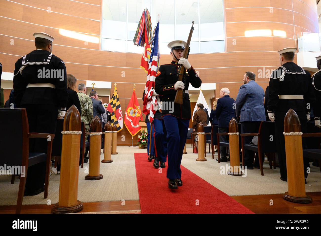 Die Führung der U.S. Navy, Maryland, Navy Medicine und Walter Reed waren am 8. Januar 2024 an Bord der Naval Support Activity Bethesda, der Heimat des Walter Reed National Military Medical Center, um die USNS Bethesda Expeditionary Fast Transport zu nennen, die erste ihrer medizinischen Expeditionsklasse. der Dienst wird vom Military Sealift Command der US Navy durchgeführt. Marineminister Carlos Del Toro kündigte im Mai an, dass die neue Klasse von Expeditionsschiffen der Marine Bethesda heißen wird und sie mit dem „Weltklasse-medizinischen Zentrum für Heilung verbindet, das einer zahllosen Anzahl von Dienstmitgliedern gedient hat Stockfoto