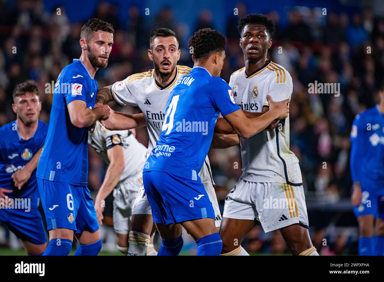 Getafe, Madrid, Spanien. Februar 2024. Jose Luis Sanmartin Mato (Joselu) von Real Madrid und Aurelien Tchouameni von Real Madrid während des Fußballspiels La Liga EA Sports 2023/24 zwischen Getafe und Real Madrid im Coliseum-Stadion in Getafe, Spanien. (Kreditbild: © Alberto Gardin/ZUMA Press Wire) NUR REDAKTIONELLE VERWENDUNG! Nicht für kommerzielle ZWECKE! Stockfoto