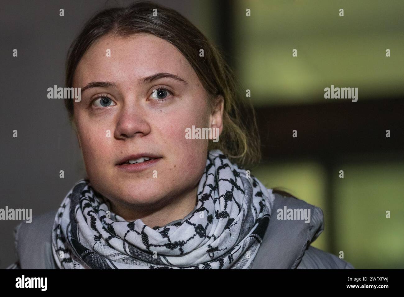 London, Großbritannien. Februar 2024. Greta Thunberg, Umweltaktivistin, gibt eine Erklärung vor der Presse ab, nachdem sie das erste eines zweitägigen Prozesses vor dem Westminster Magistrates Court erwartet hatte. Der Aktivist wurde während der Proteste in Londonin im Oktober 2023 verhaftet. Quelle: Imageplotter/Alamy Live News Stockfoto