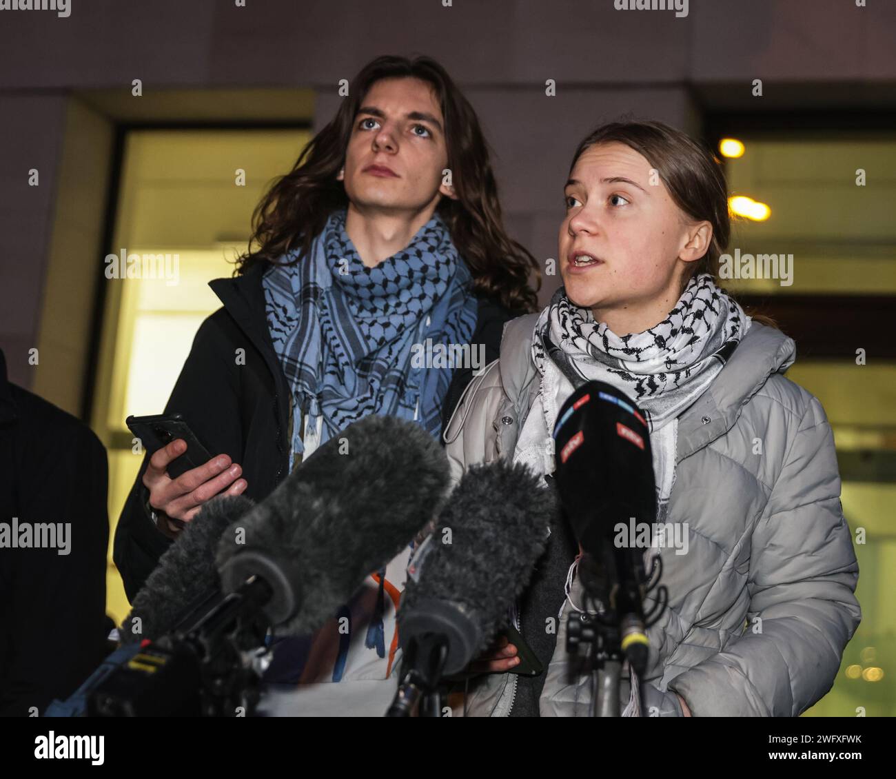 London, Großbritannien. Februar 2024. Greta Thunberg, Umweltaktivistin, gibt eine Erklärung vor der Presse ab, nachdem sie das erste eines zweitägigen Prozesses vor dem Westminster Magistrates Court erwartet hatte. Der Aktivist wurde während der Proteste in Londonin im Oktober 2023 verhaftet. Quelle: Imageplotter/Alamy Live News Stockfoto