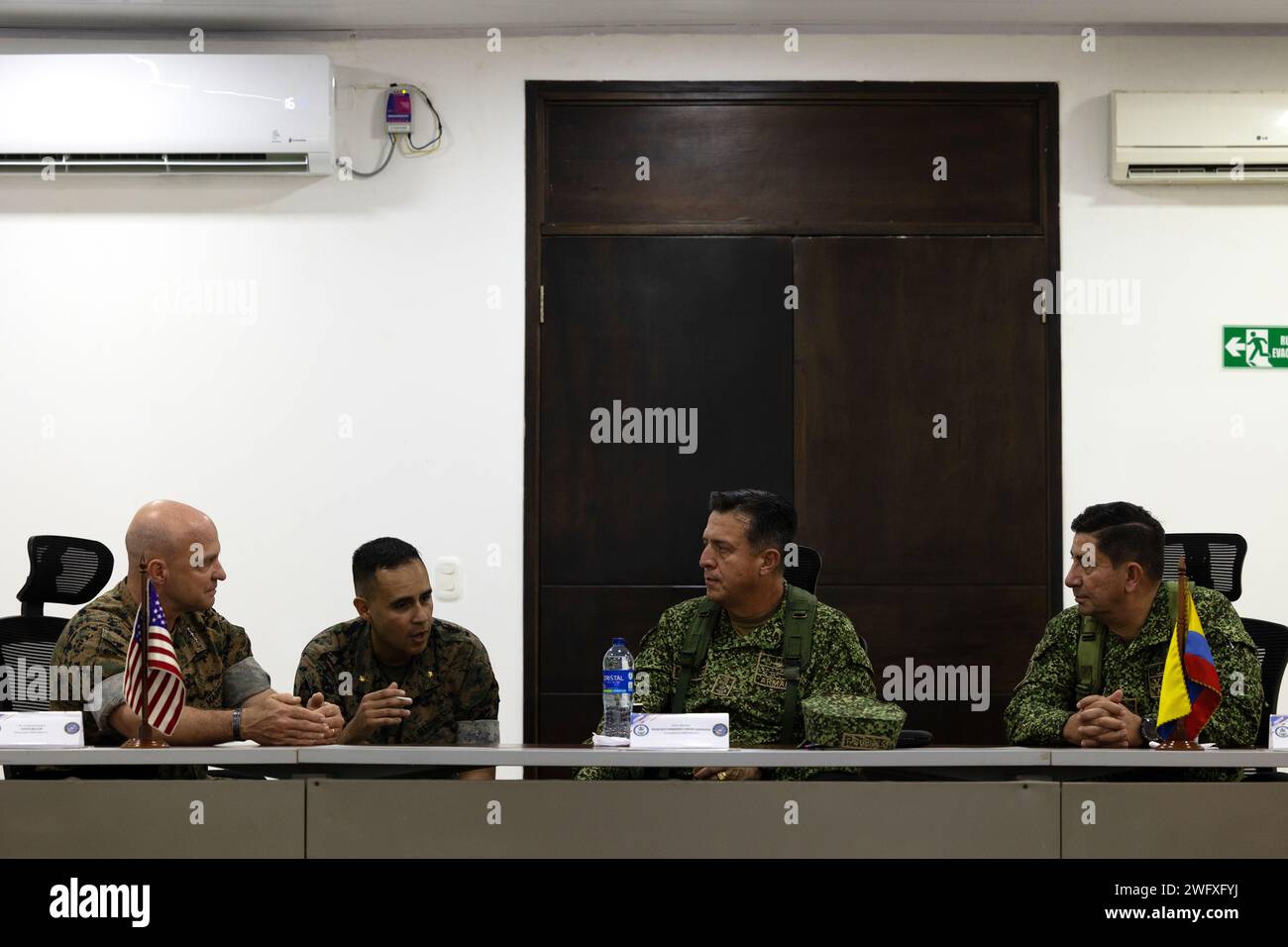 Generalleutnant David G. Bellon, Befehlshaber der U.S. Marine Corps Forces, South and U.S. Marine Corps Reserve (links), spricht mit Almirante (kolumbianischer Navy Admiral) Francisco Hernando Cubides Granados (Mitte rechts), Befehlshaber der kolumbianischen Marine, während eines strategischen Briefings auf der Base de Entrenamiento de Marina in Coveñas, Kolumbien, für eine Abschlussfeier, 11. Januar 2023. Zum ersten Mal in der kolumbianischen Geschichte absolvierten 60 Frauen das Juramento de Bandera de Infantes de Marina, nachdem sie drei Monate lang Rekrutierungstraining absolviert hatten und sich in die Reihen der kolumbianischen Marineinfanterie eintraten. U Stockfoto