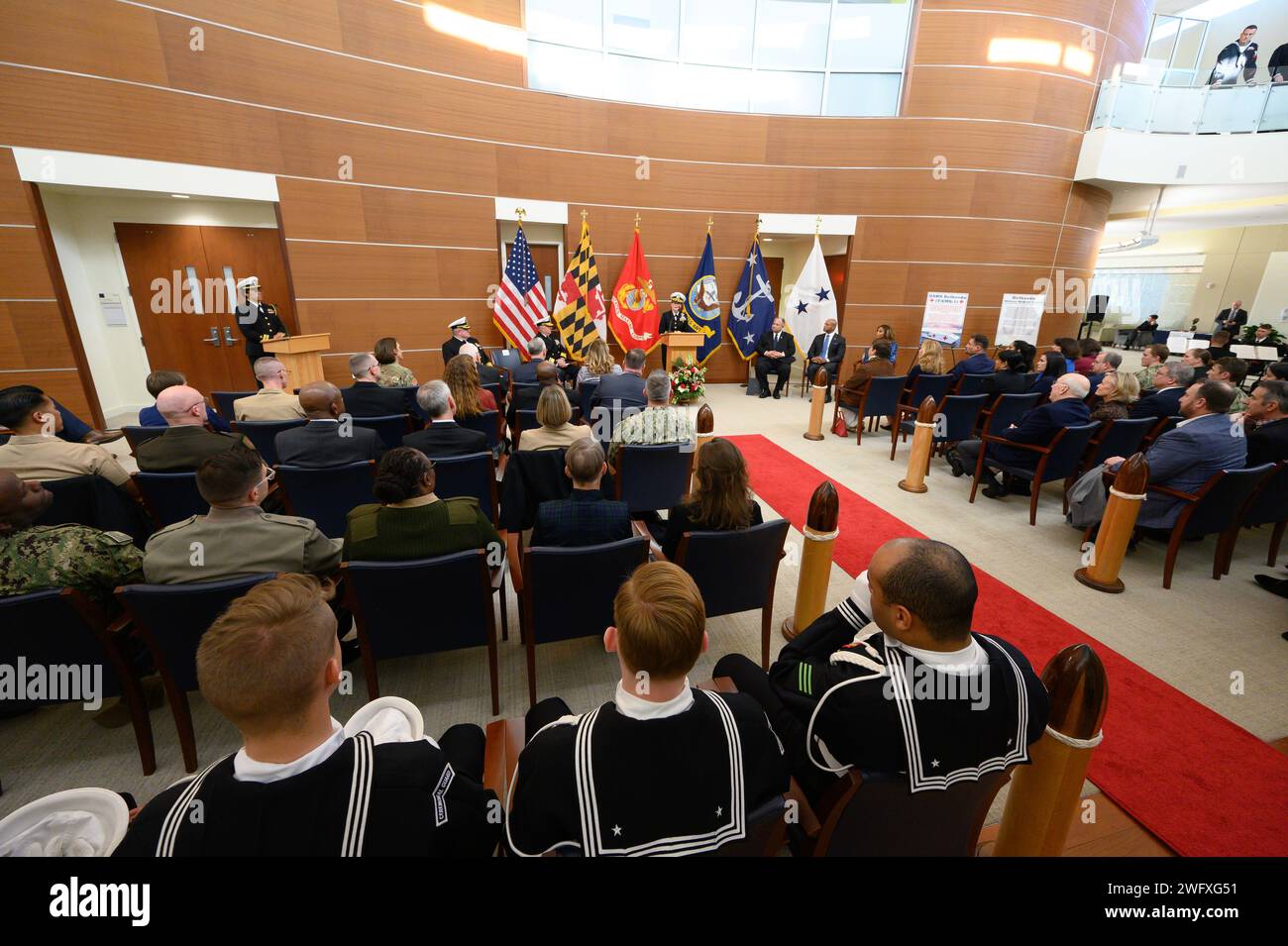 Die Führung der U.S. Navy, Maryland, Navy Medicine und Walter Reed waren am 8. Januar 2024 an Bord der Naval Support Activity Bethesda, der Heimat des Walter Reed National Military Medical Center, um die USNS Bethesda Expeditionary Fast Transport zu nennen, die erste ihrer medizinischen Expeditionsklasse. der Dienst wird vom Military Sealift Command der US Navy durchgeführt. Marineminister Carlos Del Toro kündigte im Mai an, dass die neue Klasse von Expeditionsschiffen der Marine Bethesda heißen wird und sie mit dem „Weltklasse-medizinischen Zentrum für Heilung verbindet, das einer zahllosen Anzahl von Dienstmitgliedern gedient hat Stockfoto