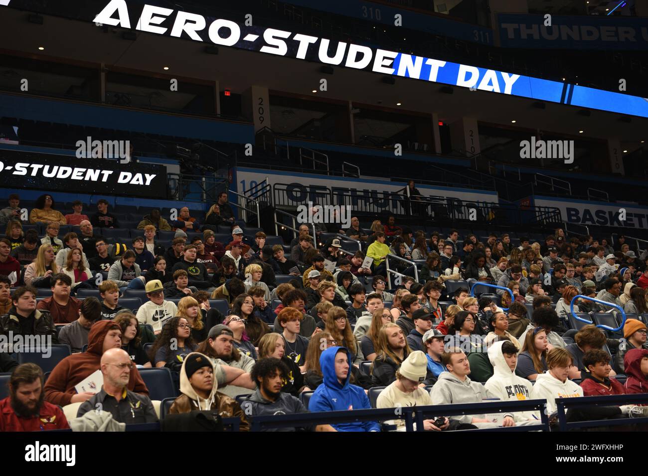 OKLAHOMA CITY – Studenten hören eine Diskussionsrunde beim OKC Thunder’s Aero-Student Day im Paycom Center am 23. Januar. Mehr als 450 Studenten nahmen an der Podiumsveranstaltung mit vier Experten aus verschiedenen Karrieren in der Luft- und Raumfahrt Teil, um mehr über Karrieremöglichkeiten in der Luft- und Raumfahrtindustrie zu erfahren. Stockfoto