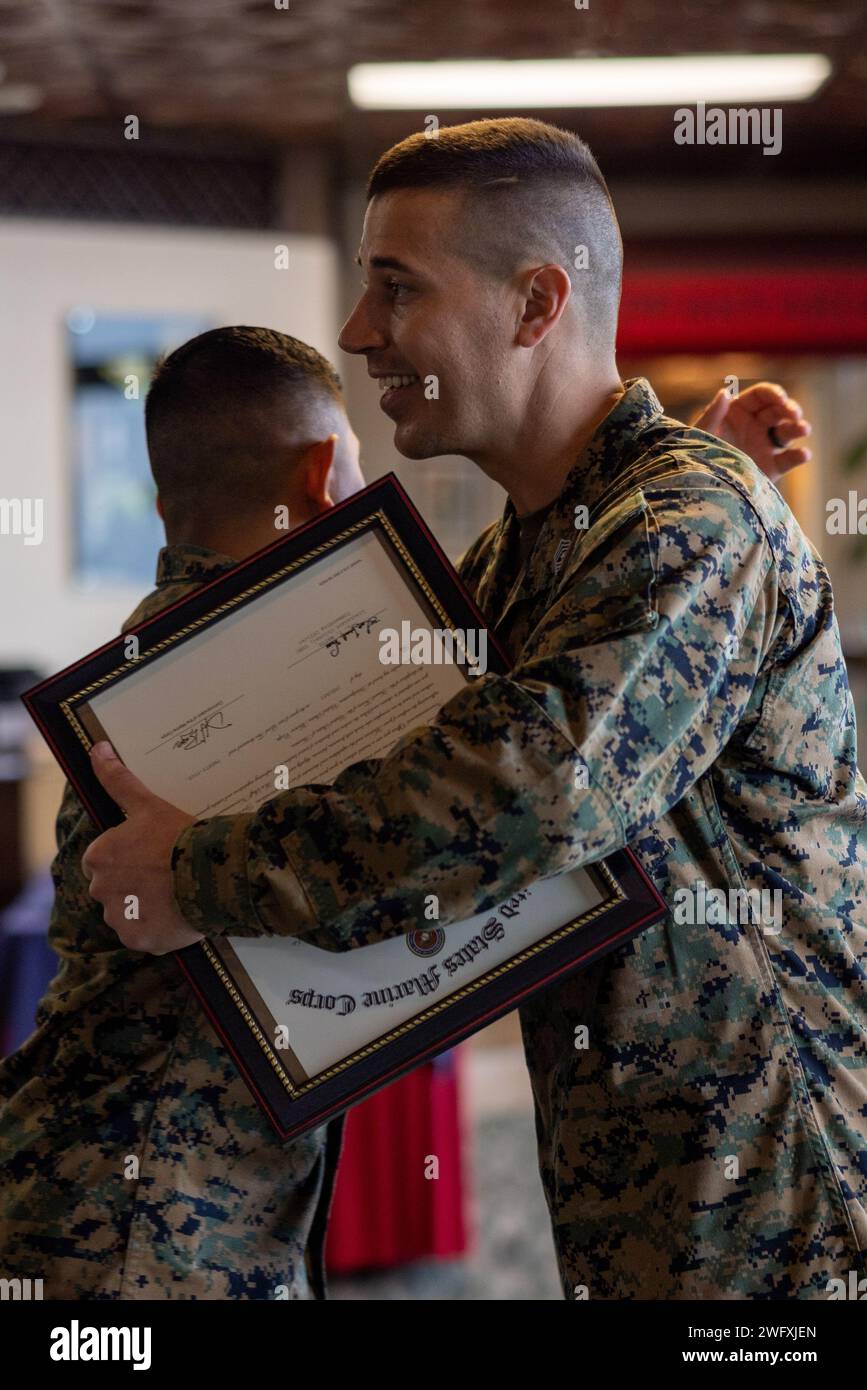 Rodger Bond, der erste Sergeant der Marine Air Control Squadron 4 Kompanie K, wird am 3. Januar 2024 in den Rang eines Sergeant Majors auf der Marine Corps Air Station (MCAS) Futenma, Okinawa, Japan, versetzt. Frocking ist eine Tradition, bei der Marines in die nächste Gehaltsstufe vorrücken und den Titel und die Aufgaben vor ihrem offiziellen Beförderungstermin übernehmen. Stockfoto