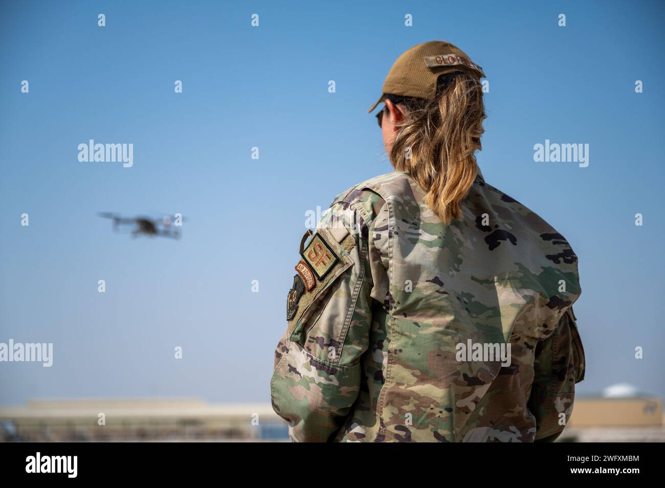 Makenna Glotfelty, eine C-sUAS-Schulungsleiterin der Sicherheitskräfte, fliegt eine Drohne während einer C-sUAS-Schulung an einem unbekannten Ort innerhalb des Zuständigkeitsbereichs des US-Zentralkommandos, 2. Januar 2024. Sicherheitskräfte Airmen verwenden C-sUAS, um Installationssicherheit zu bieten und Ressourcen vor potenziellen Drohnenbedrohungen zu schützen. Die USA verfügen über eine äußerst agile Kampftruppe, die die fortschrittlichsten Trainings und Plattformen nutzt, um die Kriegslandschaft für die langfristige Sicherheit und Stabilität der Region zu dominieren. Stockfoto