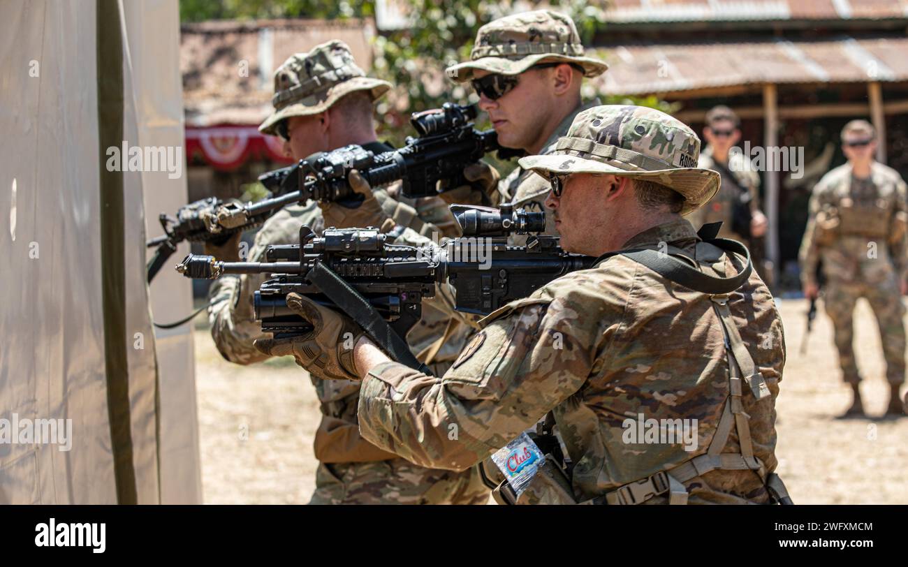 Eine Gruppe von Soldaten der US-Armee, die der 25. Infanteriedivision zugeordnet sind, führt militärische Operationen im Urban Terrain (MOUNT) Training durch, während der Übung Super Garuda Shield auf Dodiklatpur Rindam V, Ost-Java, Indonesien, 1. September 2023. Super Garuda Shield 2023 ist eine jährliche Übung, deren Umfang und Größe seit 2009 deutlich gewachsen sind. SGS2023 ist das zweite Mal in Folge, dass sich diese Übung zu einer gemeinsamen Veranstaltung entwickelt hat, bei der die sechs teilnehmenden und zwölf beobachtenden Nationen ihre Verpflichtung zu Partnerschaft und einem freien und offenen indo-pazifik hervorheben. Stockfoto