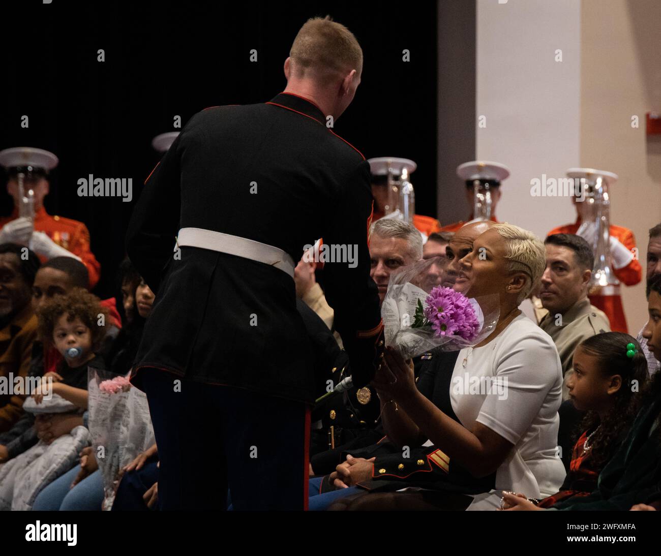 Die Blumen werden der Ehefrau von Sergeant Major Jimmy F. Richard ...