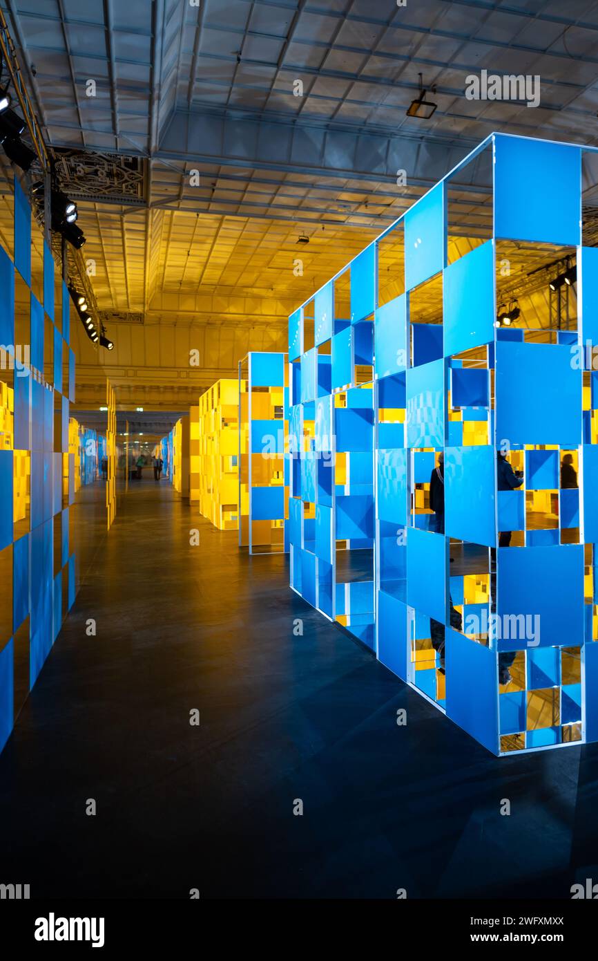 Paris, Frankreich, Ausstellung von Daniel Buren im Kaufhaus Le Bon Marche, nur Editorial. Stockfoto