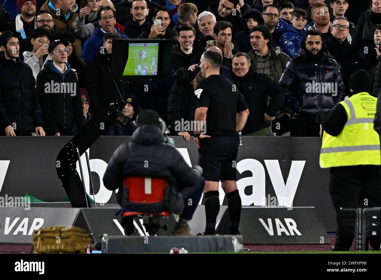 London, Großbritannien. Februar 2024. Tim Robinson (Schiedsrichter) betrachtet den VAR-Monitor, als West Ham während des Spiels West Ham gegen AFC Bournemouth Premier League im London Stadium Stratford einen Elfmeterschieß. Dieses Bild ist NUR für REDAKTIONELLE ZWECKE bestimmt. Für jede andere Verwendung ist eine Lizenz von Football DataCo erforderlich. Quelle: MARTIN DALTON/Alamy Live News Stockfoto