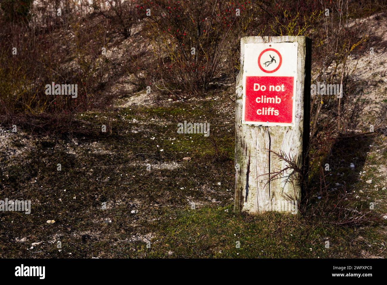 Klettern Sie nicht auf das Cliffs-Schild in Cherry Hinton Chalk Pits, Cambridgeshire Stockfoto