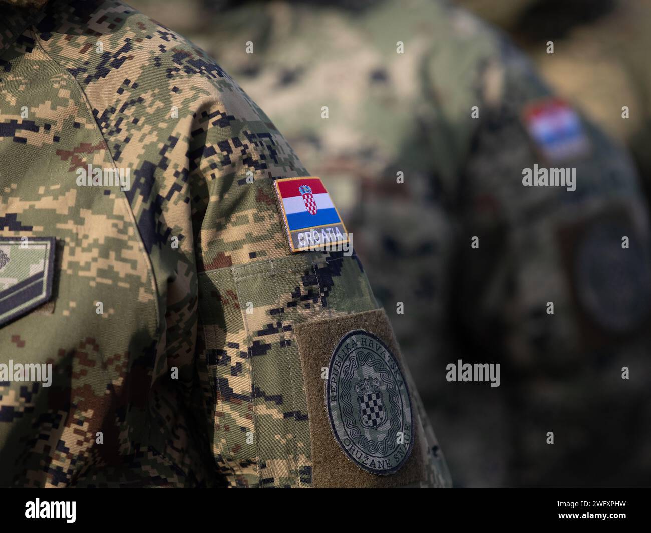 Kroatische Soldaten des 12. Kroatischen Kontingents „Eiserne Eber“, die der NATO-Kampfgruppe „verstärkte Forward Presence Battle Group Polen“ zugeordnet sind, bilden sich während der Übertragung der Autorität zwischen dem scheidenden 12. Kroatischen Kontingent „Eiserne Eber“ und dem kommenden 13. Kroatischen Kontingent „Eiserne Sturm“ in Bemowo Piskie, polnischem Trainingsgebiet, 29. Januar. 2024. Die Mission der 3rd Infantry Division in Europa besteht darin, sich an multinationalen Schulungen und Übungen auf dem gesamten Kontinent zu beteiligen und gemeinsam mit den NATO-Alliierten und regionalen Sicherheitspartnern kämpferische glaubwürdige Truppen für das V Corps, Amerikas Forward, bereitzustellen Stockfoto