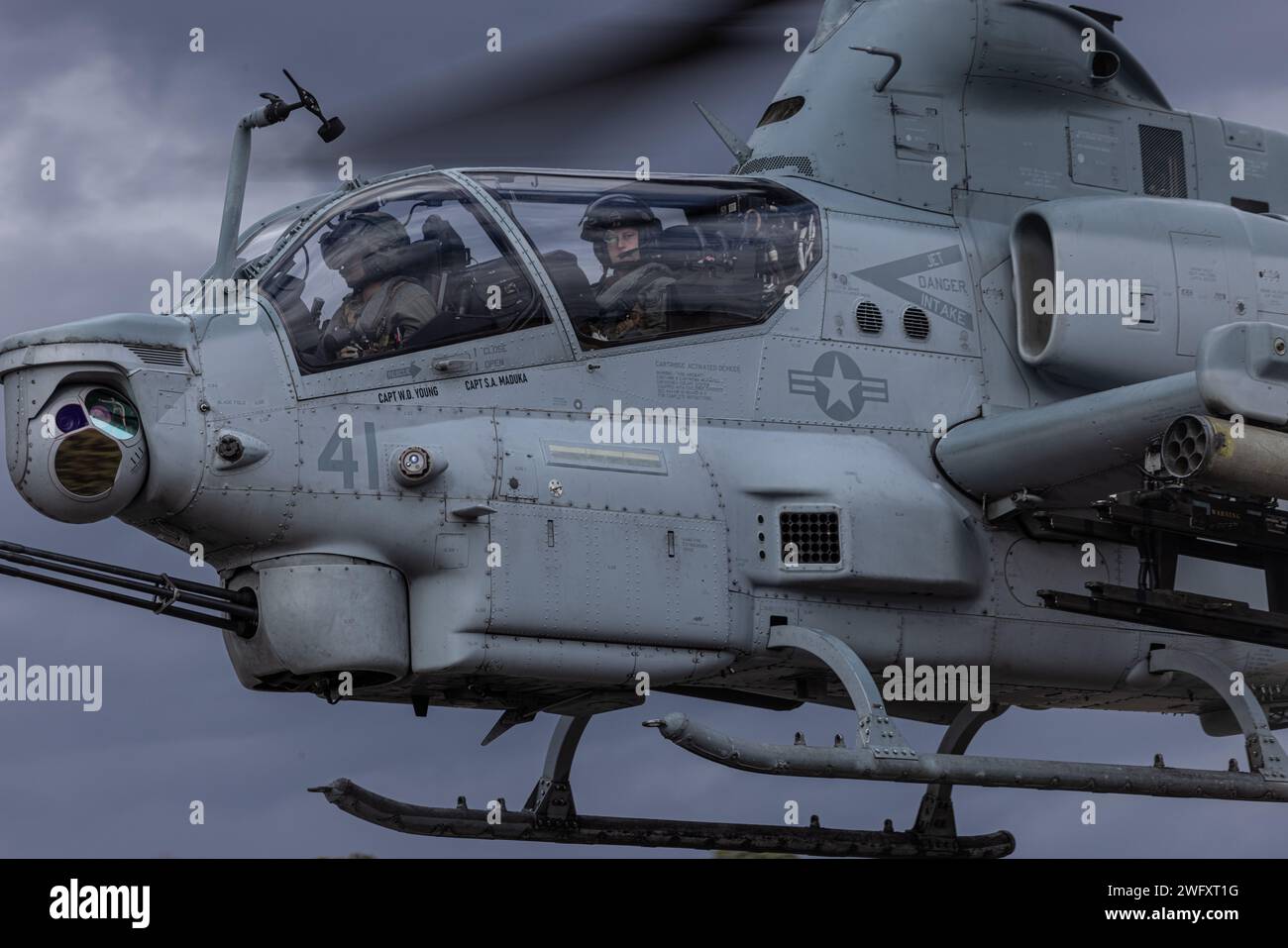 Ein U.S. Marine Corps AH-1Z Viper mit Marine Medium Tiltrotor Squadron 365 (verstärkt), 24th Marine Expeditionary Unit (MEU), landet auf einer Fluglinie während der Realistic Urban Training (RUT) Übung auf Fort Barfoot, Virginia, 7. Januar 2024. Die RUT bietet der 24. MEU die Möglichkeit, in ungewohnten Umgebungen zu arbeiten, die Einheiten der Marine Air Ground Task Force zu integrieren und darauf hinzuarbeiten, als Sondereinsatzkräfte ausgewiesen zu werden. Stockfoto