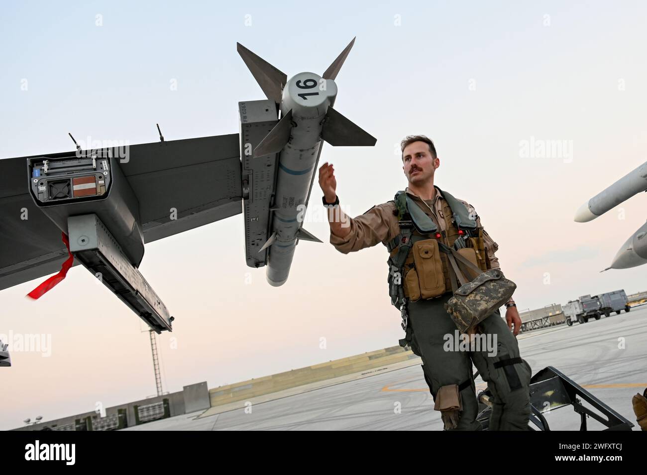 Eliot Shapleigh, Kampfflugzeuge, führt einen Rundgang durch einen F-16-Kampffalken der US Air Force zur Vorbereitung eines Fluges während der Übung Ballast Cannon 24,3 an einem unbekannten Ort innerhalb des Verantwortungsbereichs des US-Zentralkommandos am 8. Januar 2024 durch. Ballast Cannon tritt fast vierteljährlich mit der Royal Bahraini Air Force auf, um die schnellen Expeditionsfähigkeiten der U.S. Air Force durch die Integration von Agile Combat Employment Objectives für F-16 Fighting Falcon, KC-135 Stratotanker und operatives Hilfspersonal zu unterstützen. Stockfoto