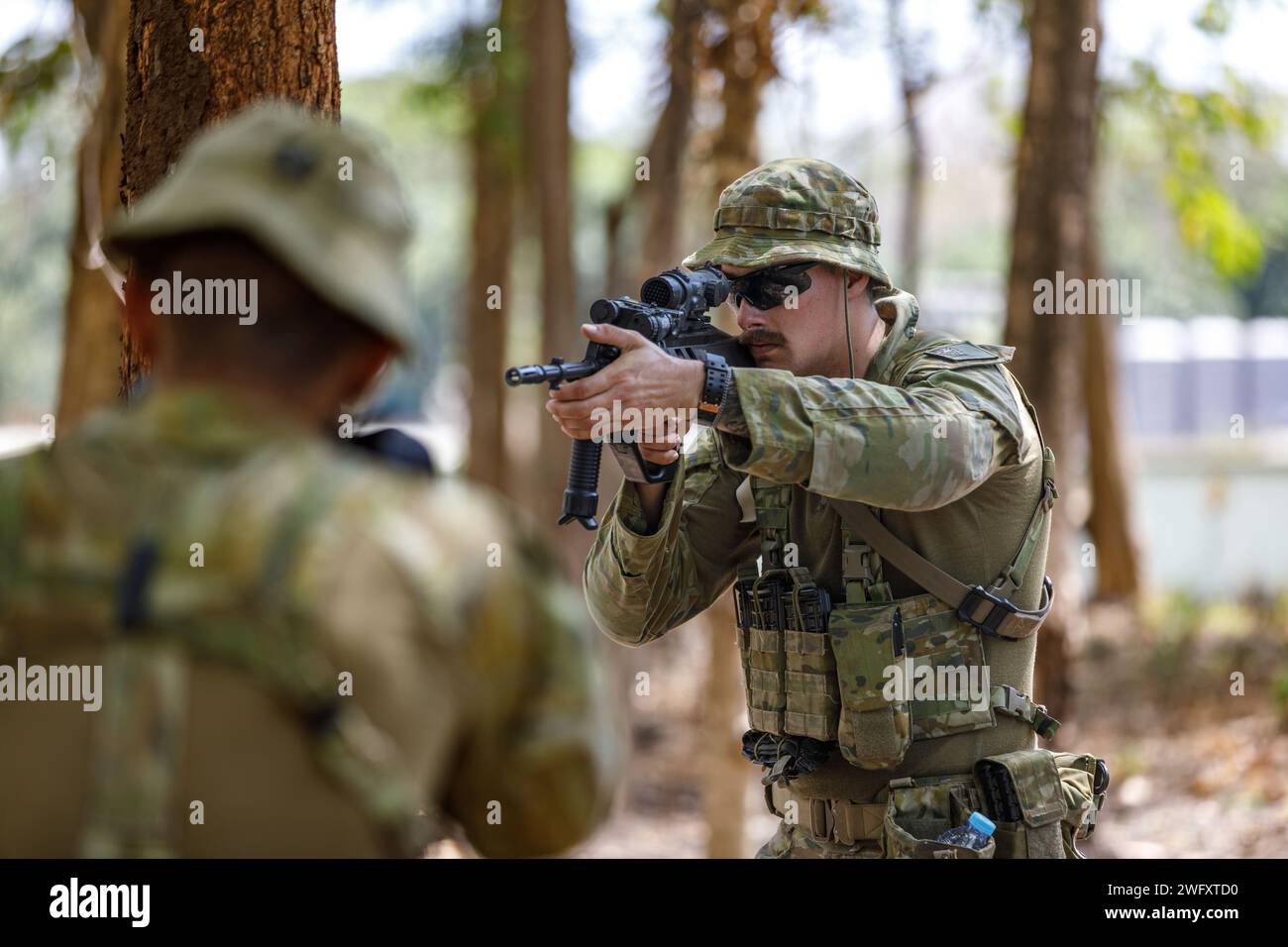 Australische Soldaten bereiten sich darauf vor, eine Scheintür während ...