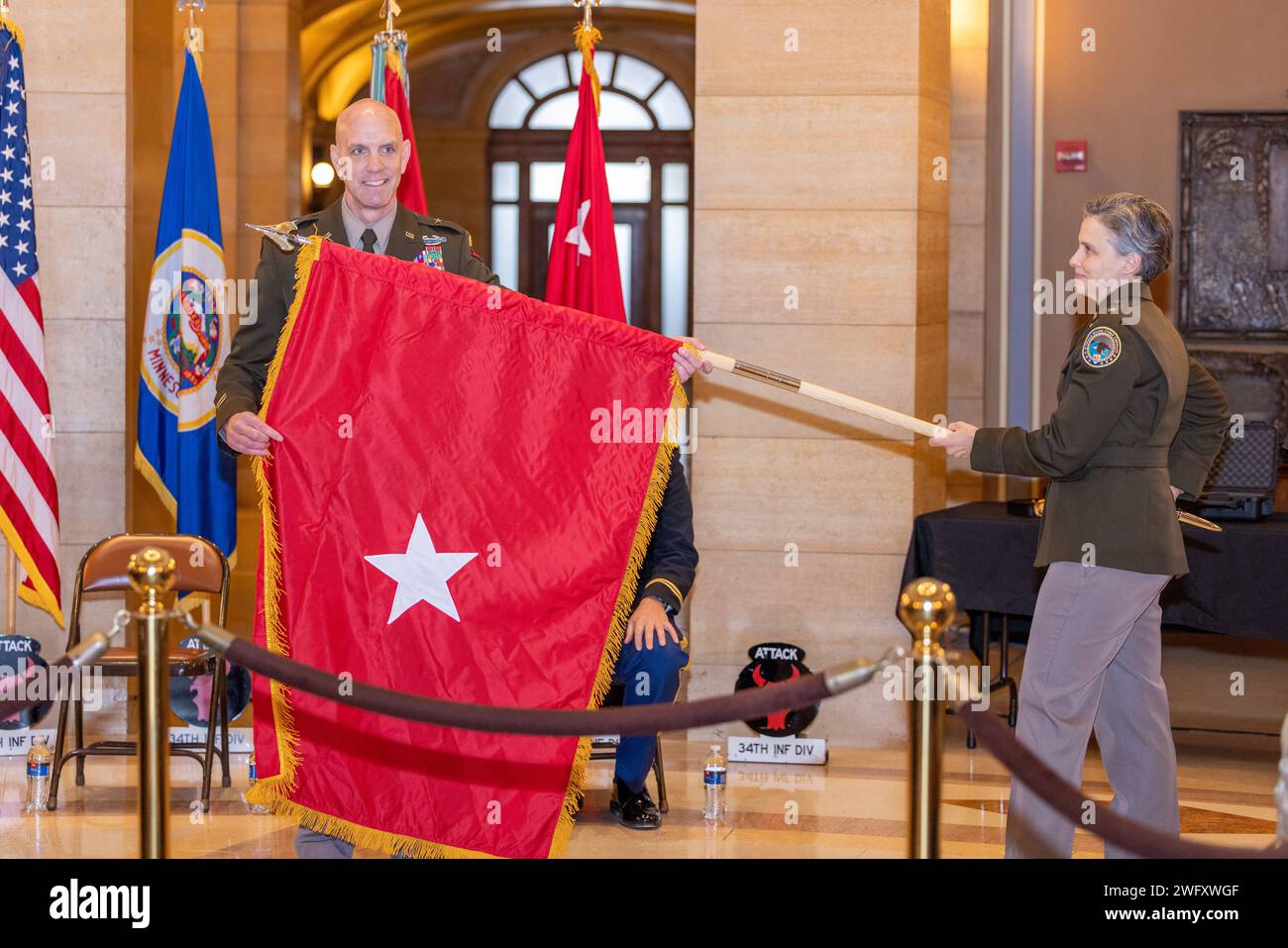 Armee Brig. General Jason Benson, Assistant Division Commander – Manöver der 34. Red Bull Infantry Division der Minnesota National Guard, wird während einer Veranstaltung im Minnesota State Capitol am 13. Januar 2024 befördert. Die Beförderung kommt, als Benson und mehr als 500 Red Bulls sich auf einen bevorstehenden Einsatz im Nahen Osten vorbereiten. „Wir befördern Menschen nicht zum Brigadegeneral, weil sie es bereits getan haben“, sagte Generalmajor Charles Kemper, Kommandeur der 34. Infanteriedivision. „Wir fördern sie auf der Grundlage ihres Führungspotenzials.“ Stockfoto