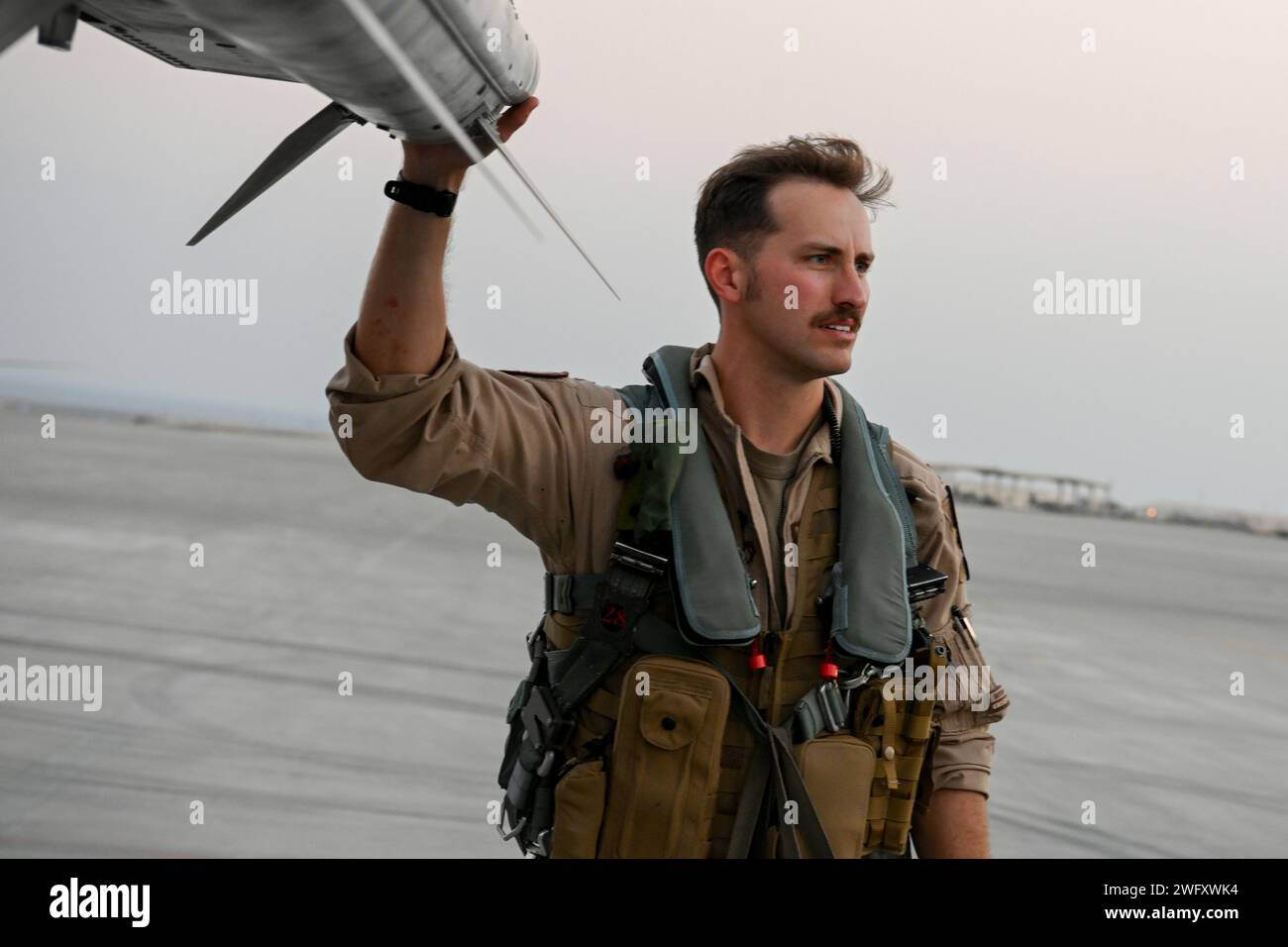 Eliot Shapleigh, ein Jagdpilot der US Air Force, führt einen Rundgang durch einen Kampffalken der US Air Force F-16 zur Vorbereitung eines Fluges während der Übung Ballast Cannon 24,3 an einem unbekannten Ort innerhalb des Zuständigkeitsbereichs des US Central Command, 8. Januar 2024. Übung Ballast Cannon tritt fast vierteljährlich mit der Royal Bahraini Air Force auf, um die schnellen Expeditionsfähigkeiten der U.S. Air Force durch die Integration von Agile Combat Employment Objectives für F-16 Fighting Falcon, KC-135 Stratotanker und operatives Hilfspersonal zu unterstützen. Die langjährigen Beziehungen der USA A Stockfoto