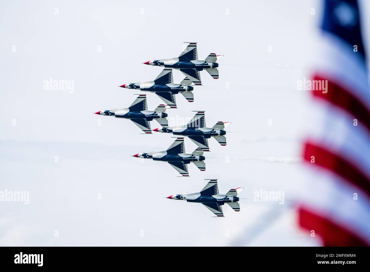 Die U.S. Air Force Air Demonstration Squadron „Thunderbirds“ tritt während der Cleveland National Air Show am 2. September 2023 in Cleveland, Ohio auf. Die Thunderbirds wollen die Moral stärken und die Beziehungen zwischen den Gemeinden unterstützen, indem sie schwierige Luftaufnahmen während Flugshows und anderen Veranstaltungen durchführen. Die Thunderbirds führten das dreitägige Event an, um den Stolz, die Präzision und die Professionalität von fast 700.000 Total Force Airmen auf der ganzen Welt zu demonstrieren. Stockfoto