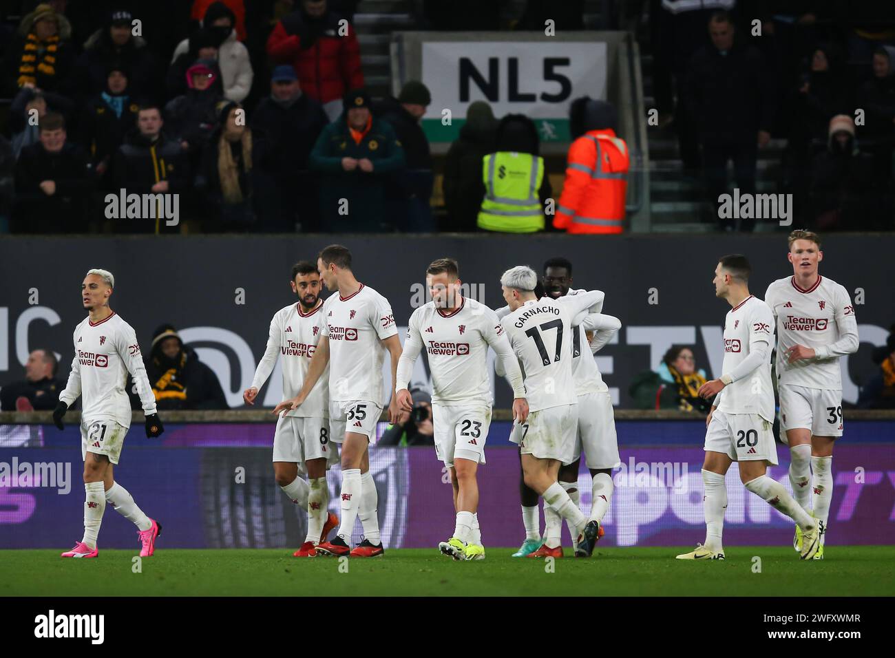 Wolverhampton, Großbritannien. Februar 2024. Manchester United feiert Kobbie Mainoo von Manchester United 3-4 beim Premier League-Spiel Wolverhampton Wanderers gegen Manchester United am 1. Februar 2024 in Molineux, Wolverhampton, Vereinigtes Königreich (Foto: Gareth Evans/News Images) in Wolverhampton, Vereinigtes Königreich am 1. Februar 2024. (Foto: Gareth Evans/News Images/SIPA USA) Credit: SIPA USA/Alamy Live News Stockfoto