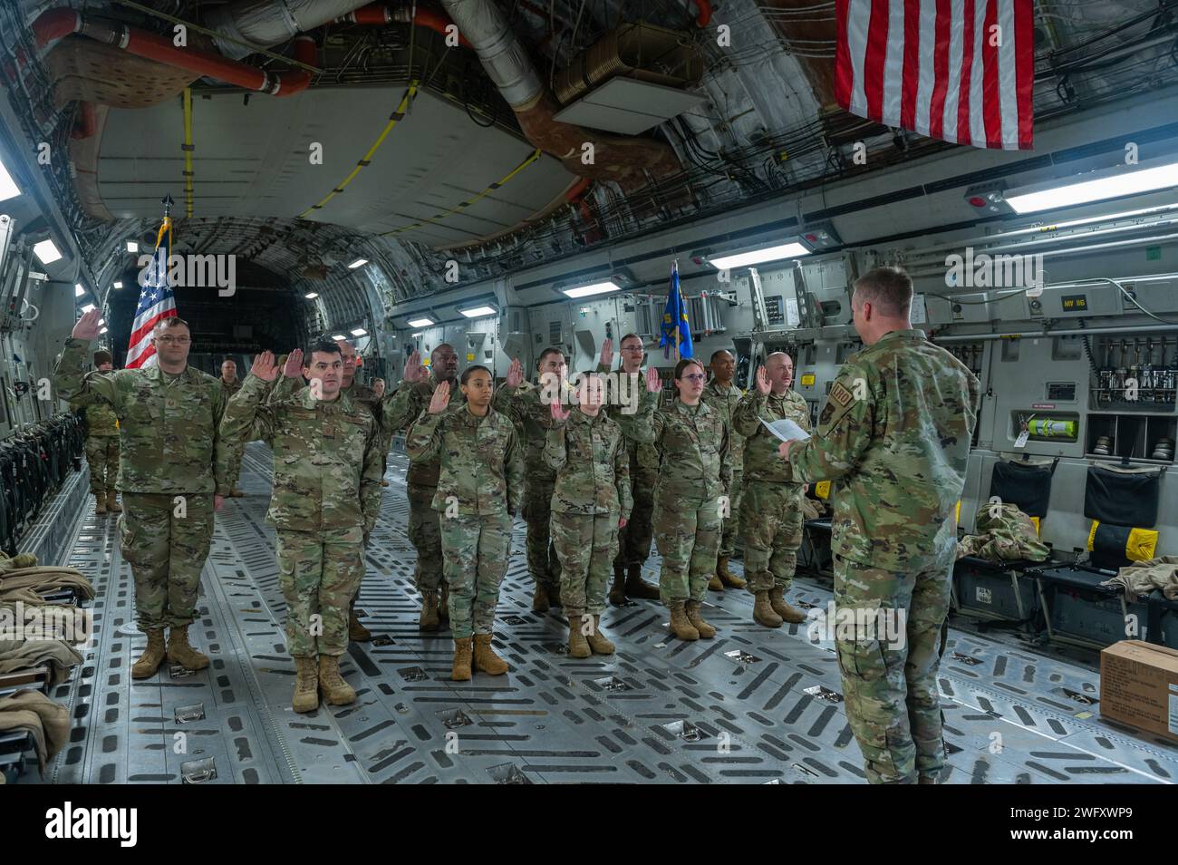 Flieger, die der 32nd Aerial Port Squadron-Reenlist an der Pittsburgh International Airport Air Reserve Station, Pennsylvania, am 7. Januar 2024 zugeteilt wurden. Fast ein Dutzend Flieger versammelten sich in einem C-17 Globemaster III für eine Massenwiedereingliederung. Stockfoto