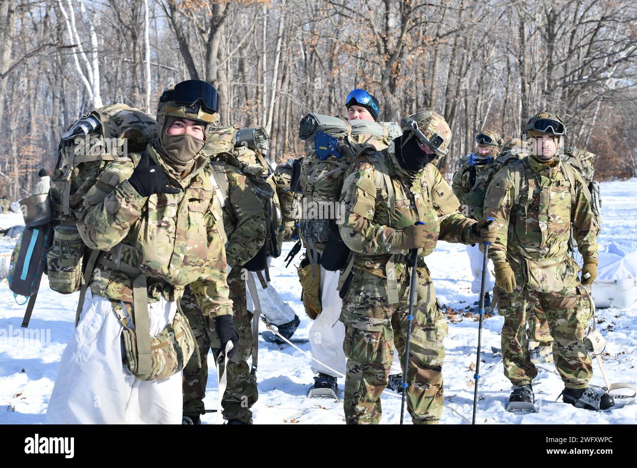 Die Sicherheitskräfte der Air National Guard absolvieren am 17. Januar 2024 einen 7-Meilen-Ruck-marsch bei Temperaturen unter Null im Camp Ripley Training Center, Minnesota, als Teil des Cold Weather Operations Courses (CWOC) der Air National Guard. Der zweiwöchige CWOC-Kurs kombinierte Unterrichtsunterricht, die Entwicklung von Outdoor-Fähigkeiten und eine 3-tägige Übung, bei der die Schüler in arktischen Zeltsystemen bauen und schlafen mussten, wobei sie sich von kaltem Wetter verzehrfertig ernährten und Landnavigation, Live-Sparkünsten und Kaltwassertauchveranstaltungen beinhalteten. 50 Studenten von Air Nati Stockfoto