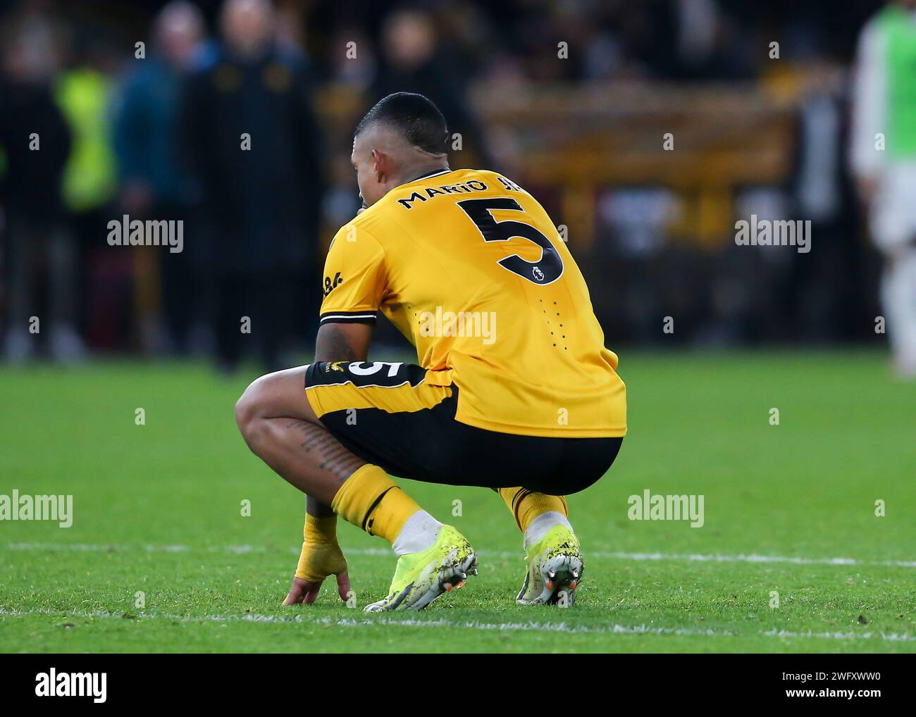 Wolverhampton, Großbritannien. Februar 2024. Mario Lemina von Wolverhampton Wanderers reagierte auf Kobbie Mainoo von Manchester United und schaffte es 3-4 Manchester United, während des Premier League-Spiels Wolverhampton Wanderers gegen Manchester United in Molineux, Wolverhampton, Vereinigtes Königreich, 1. Februar 2024 (Foto: Gareth Evans/News Images) in Wolverhampton, Vereinigtes Königreich am 1. Februar 2024. (Foto: Gareth Evans/News Images/SIPA USA) Credit: SIPA USA/Alamy Live News Stockfoto