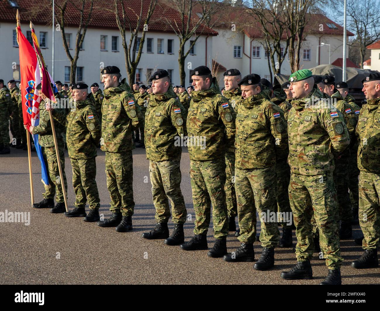 Kroatische Soldaten des 12. Kroatischen Kontingents „Eiserne Eber“, die der NATO-Kampfgruppe „verstärkte Forward Presence Battle Group Polen“ zugeordnet sind, bilden sich während der Übertragung der Autorität zwischen dem scheidenden 12. Kroatischen Kontingent „Eiserne Eber“ und dem kommenden 13. Kroatischen Kontingent „Eiserne Sturm“ in Bemowo Piskie, polnischem Trainingsgebiet, 29. Januar. 2024. Die Mission der 3rd Infantry Division in Europa besteht darin, sich an multinationalen Schulungen und Übungen auf dem gesamten Kontinent zu beteiligen und gemeinsam mit den NATO-Alliierten und regionalen Sicherheitspartnern kämpferische glaubwürdige Truppen für das V Corps, Amerikas Forward, bereitzustellen Stockfoto