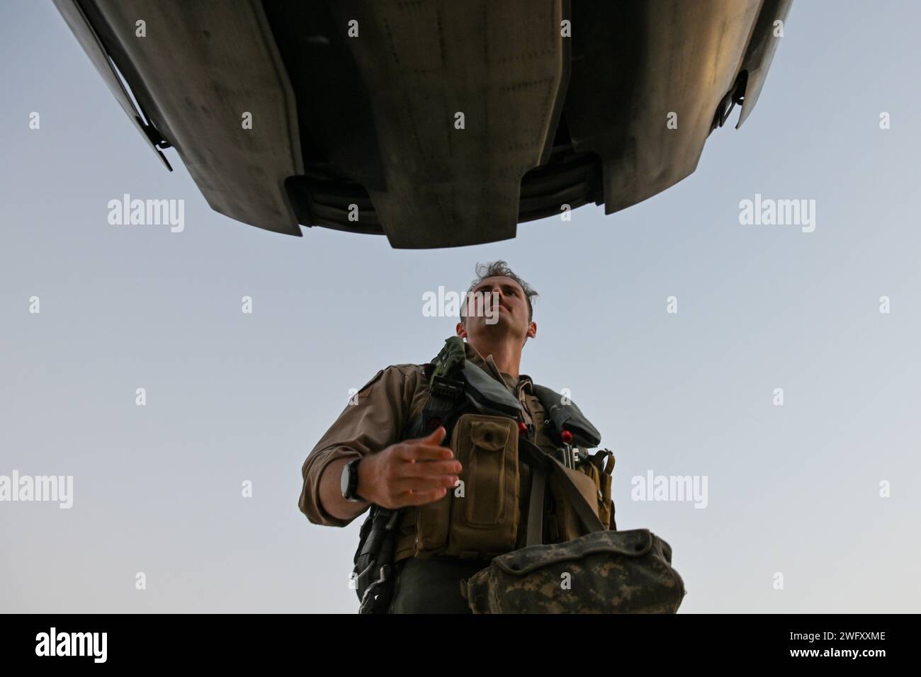 Eliot Shapleigh, Kampfflugzeuge, führt einen Rundgang durch einen F-16-Kampffalken der US Air Force zur Vorbereitung eines Fluges während der Übung Ballast Cannon 24,3 an einem unbekannten Ort innerhalb des Verantwortungsbereichs des US-Zentralkommandos am 8. Januar 2024 durch. Übung Ballast Cannon tritt fast vierteljährlich mit der Royal Bahraini Air Force auf, um die schnellen Expeditionsfähigkeiten der U.S. Air Force durch die Integration von Agile Combat Employment Objectives für F-16 Fighting Falcon, KC-135 Stratotanker und operatives Hilfspersonal zu unterstützen. Die USA und die Koalitionstruppen sind routinemäßig auf der Straße Stockfoto