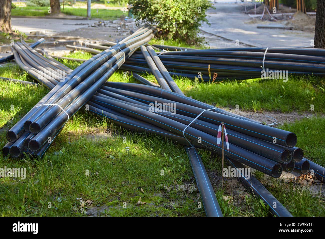 Ein paar schwarze Kunststoffrohre auf dem grünen Rasen Stockfoto