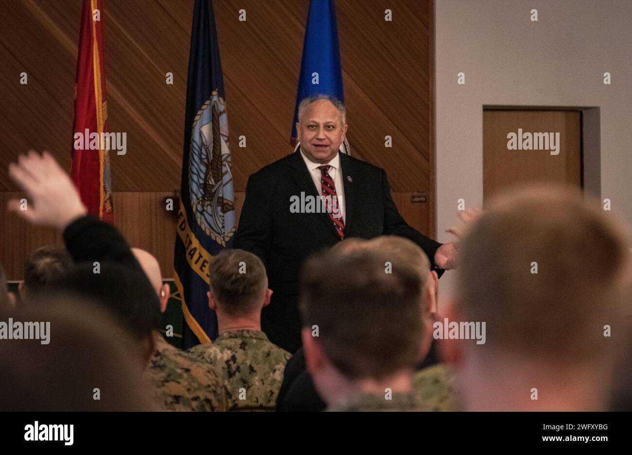 Der US-Marineminister Carlos Del Toro führt am 22. Januar 2024 eine Allhändlerveranstaltung in den Patch Barracks während eines Besuchs im Hauptquartier der US-amerikanischen European Command in Stuttgart. Zusätzlich zu einem Treffen mit der US Navy und dem Personal, das USEUCOM unterstützt, traf sich Del Toro mit der Führung der US-amerikanischen Führung des Europäischen Kommandos, um die Unterstützung der NATO und die Stärkung der Sicherheitsbeziehungen in Europa zu erörtern. Stockfoto