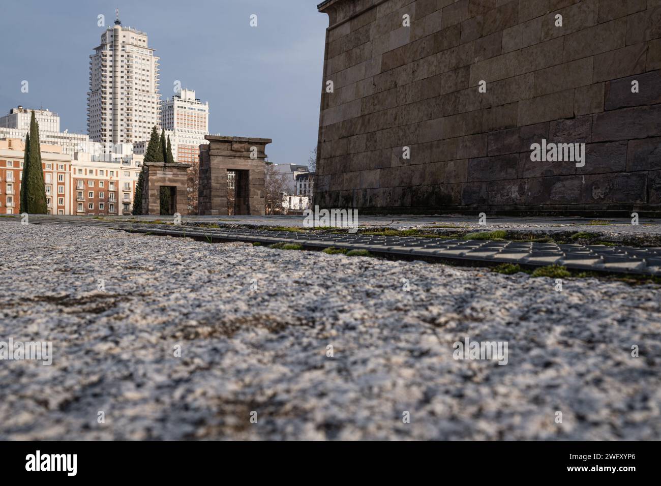 Blick vom Boden auf den Tempel von Debod, ein ägyptischer Tempel in Madrid, Spanien. Der antike Tempel wurde 1968 von Ägypten an Spanien geschenkt. Stockfoto