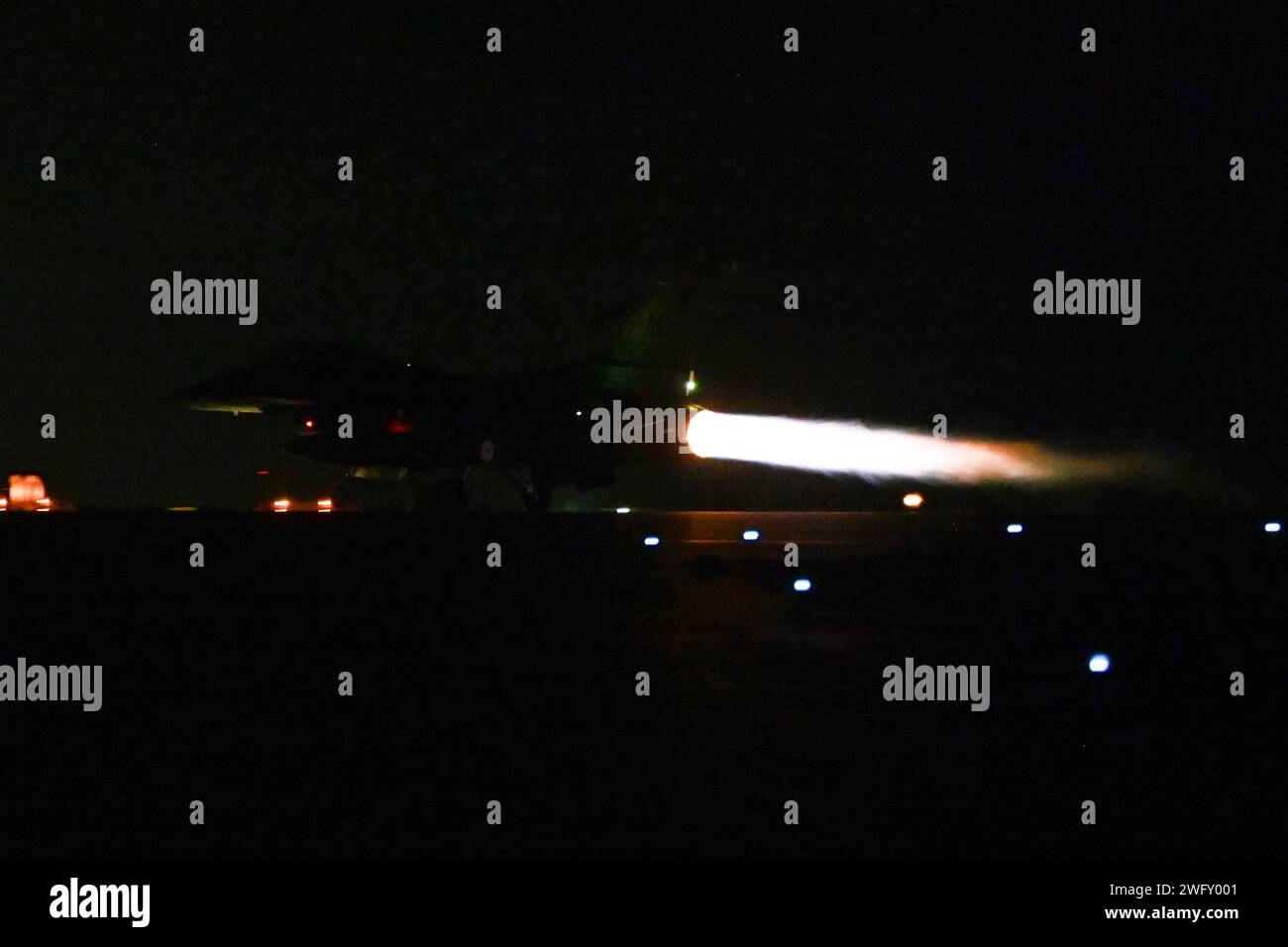 Ein F-16 kämpfender Falke der U.S. Air Force fliegt während der Übung Ballast Cannon 24,3 an einem nicht offenbarten Ort innerhalb des US Central Command Area of Responsibility, 8. Januar 2024. Übung Ballast Cannon tritt fast vierteljährlich mit der Royal Bahraini Air Force auf, um die schnellen Expeditionsfähigkeiten der U.S. Air Force durch die Integration von Agile Combat Employment Objectives für F-16 Fighting Falcon, KC-135 Stratotanker und operatives Hilfspersonal zu unterstützen. Durch Jahrzehnte der Zusammenarbeit und Zusammenarbeit haben die US-amerikanischen und regionalen Verbündeten und Partner wichtige Beziehungen entwickelt, die notwendig sind Stockfoto