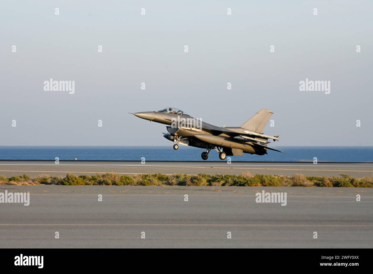 Eine F-16 der U.S. Air Force, die Falken bekämpfte, landet während der Übung Ballast Cannon 24,3 an einem unbekannten Ort im US Central Command Area of Responsibility, 7. Januar 2024. Übung Ballast Cannon tritt fast vierteljährlich mit der Royal Bahraini Air Force auf, um die schnellen Expeditionsfähigkeiten der U.S. Air Force durch die Integration von Agile Combat Employment Objectives für F-16 Fighting Falcon, KC-135 Stratotanker und operatives Hilfspersonal zu unterstützen. Die USA und die Koalitionstruppen trainieren routinemäßig in der gesamten Region, um sicherzustellen, dass sie wichtige Operationen aufrechterhalten können, die zur Verteidigung ihrer gegenseitigen Beziehungen erforderlich sind Stockfoto