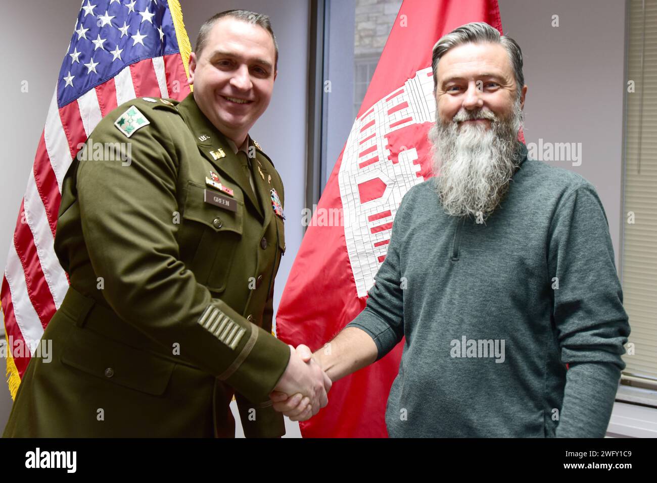 Oberstleutnant Robert W. Green, Kommandant des U.S. Army Corps of Engineers, Nashville District, überreicht Brad Marshall, Schleusenbetreiber am Kentucky Lock in Grand Rivers, Kentucky, eine Münze für Exzellenz. für seine Arbeit an einer Vorrichtung zum Heben schwerer Seile in der Schleusenkammer, die ihm einen USACE Innovation Award einbrachte. Der Kommandant erkannte ihn am 23. Januar 2024 vor Mitarbeitern des Bezirksquartiers in Nashville, Tennessee. Stockfoto