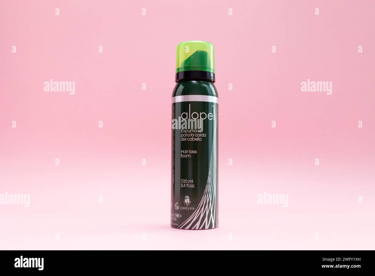 Alopel-Schaum für Haare in grüner Metallsprühflasche. Anti-Hair-Loss-Produkt auf rosa Hintergrund. Kopierbereich für Text. Horizontale Ebene. Bialystok, Polen Stockfoto