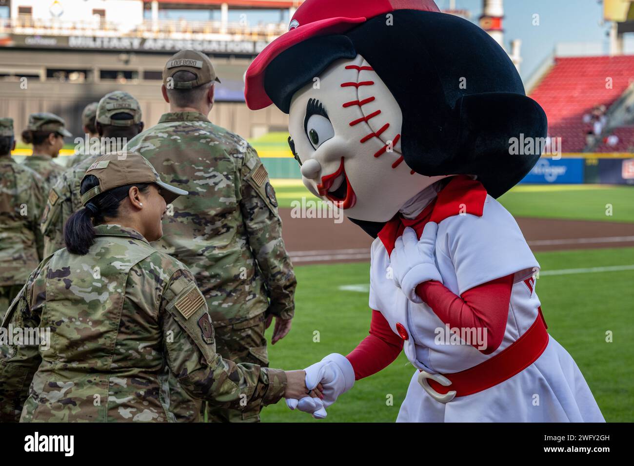 Das Maskottchen der Cincinnati Reds Rosie Red begrüßt und dankt den herausragenden Luftwaffenstützpunkten der Wright-Patterson Air Force Base, als sie am 1. September 2023 im Great American Ball Park in Cincinnati auf das Feld treten. Sieben WPAFB-Flieger wurden während des jährlichen „Military Appreciation Day“ der Cincinnati Rots anerkannt. Stockfoto