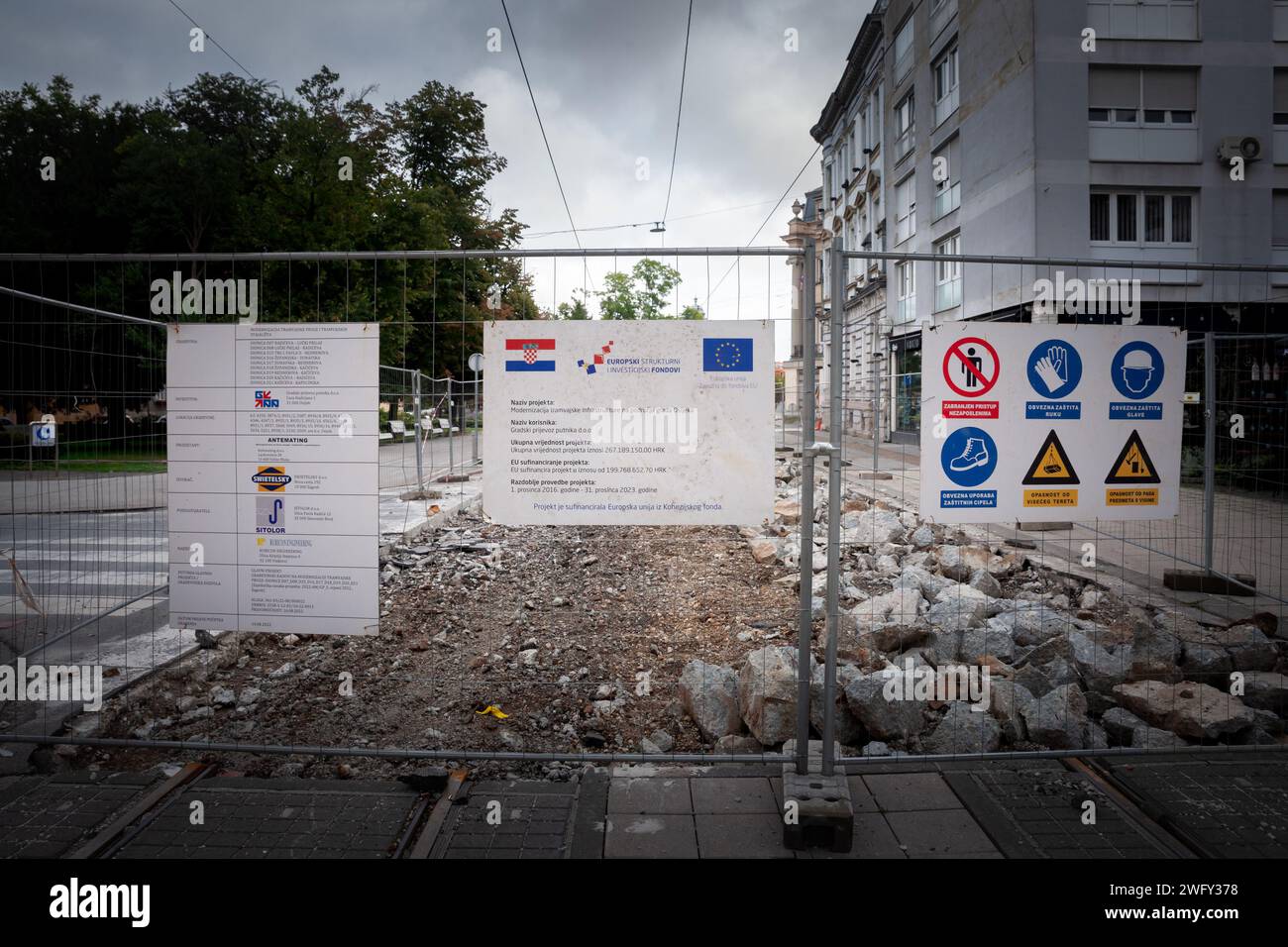 Abbildung eines Schildes, das anzeigt, dass ein Wiederaufbauprojekt von der kroatischen Regierung und der Europäischen Union in Kroatien, osijek, finanziert wird. Stockfoto