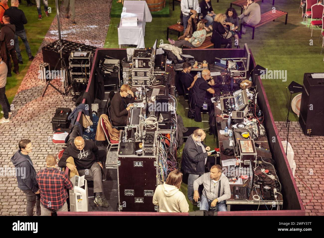 Bild eines Rundfunkkontrollraums in Belgrad, Serbien, mit Menschen, die an der Vorbereitung eines Live-Events arbeiten. Stockfoto