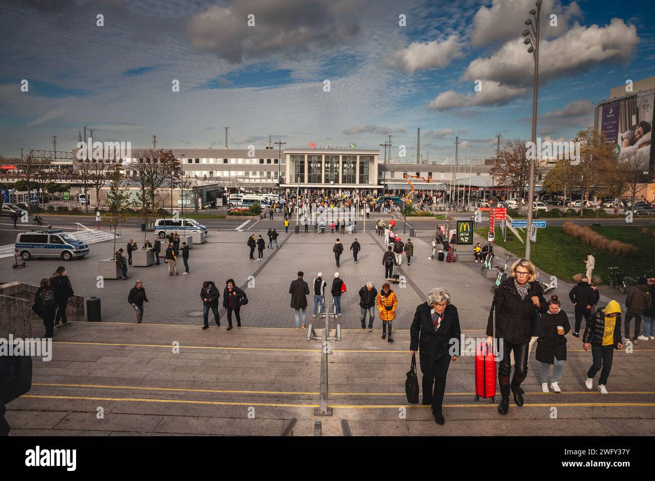 Bild vom Dortmunder Hauptbahnhof am Nachmittag. Der Dortmunder Hauptbahnhof ist der Hauptbahnhof in Dortmund, Nordrhein-Westfalen Stockfoto