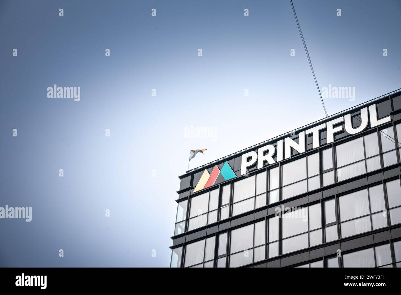 Bild eines Schildes mit dem Logo von Printful auf dem Hauptquartier von riga. Printful ist eine Druckerei, die 2013 in Kalifornien gegründet wurde. Die com Stockfoto