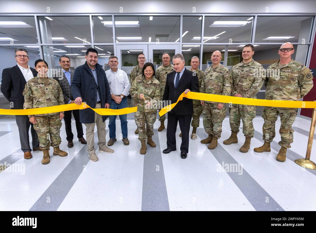 Brig der US-Armee General Lisa J. Hou, D.O., Adjutant General von New Jersey, Center, und US-Reputation Christopher H. Smith, New Jersey District 4, durchtrennten das Band, um offiziell das National Guard Readiness Center auf der Joint Base McGuire-Dix-Lakehurst, New Jersey, am 4. Januar 2024 zu eröffnen. Das fast 16 Millionen Dollar schwere militärische Bauprojekt, 40.762 Quadratmeter große hochmoderne Einrichtung, wird den Soldaten der Bravo Company, des 250. Brigade Support Battalion, des 44. Infanterie Brigade Combat Teams, der New Jersey Army National Guard, die Ausbildung, Verwaltung, Wartungsmaßnahmen und Ausrüstung zur Verfügung stellen Stockfoto