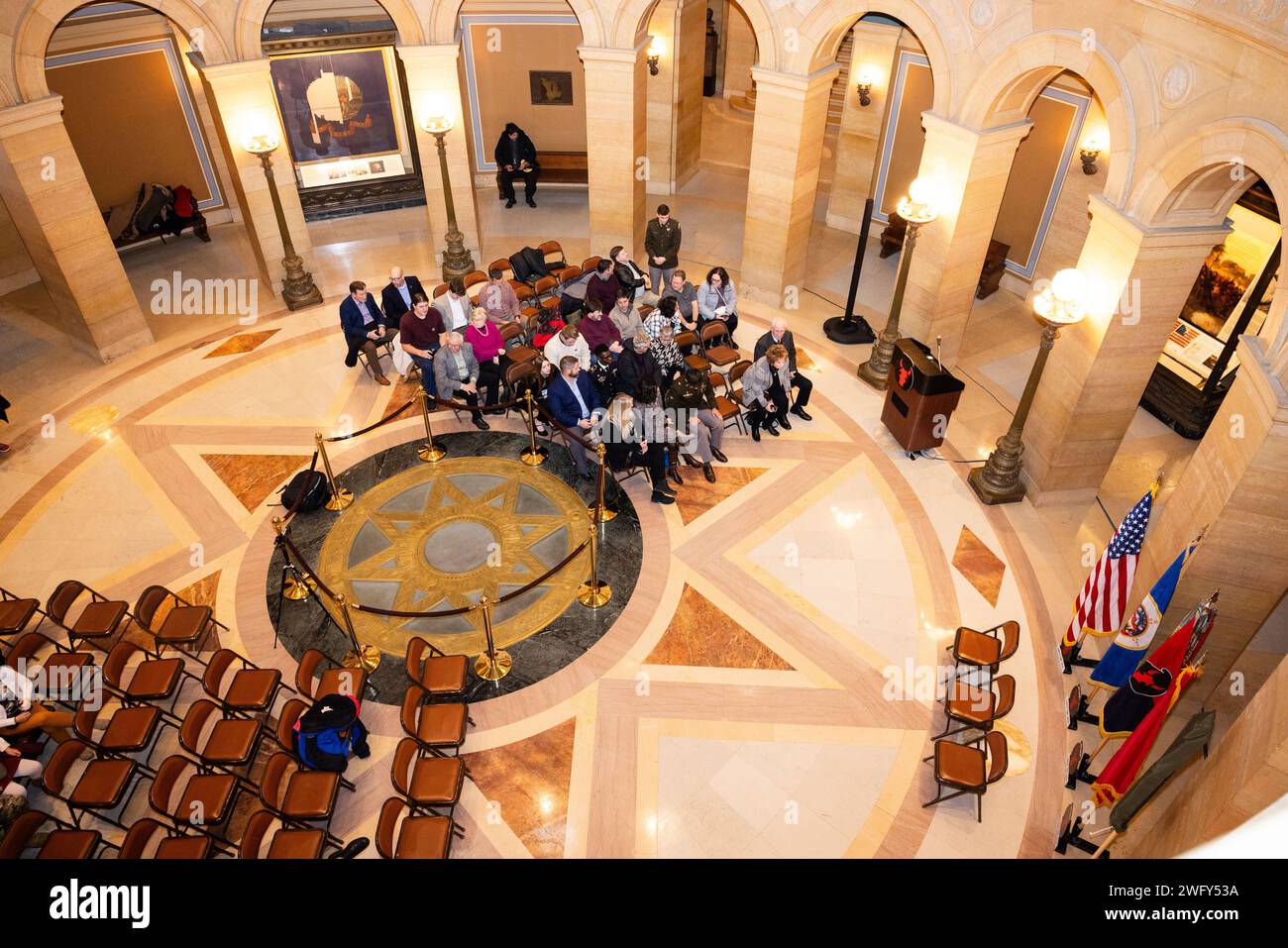 Armee Brig. General Jason Benson, Assistant Division Commander – Manöver der 34. Red Bull Infantry Division der Minnesota National Guard, wird während einer Veranstaltung im Minnesota State Capitol am 13. Januar 2024 befördert. Die Beförderung kommt, als Benson und mehr als 500 Red Bulls sich auf einen bevorstehenden Einsatz im Nahen Osten vorbereiten. „Wir befördern Menschen nicht zum Brigadegeneral, weil sie es bereits getan haben“, sagte Generalmajor Charles Kemper, Kommandeur der 34. Infanteriedivision. „Wir fördern sie auf der Grundlage ihres Führungspotenzials.“ Stockfoto